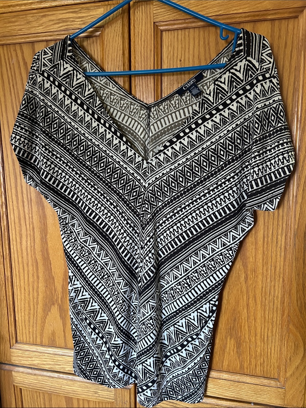 Chaps Black and White Geometric V-Neck Top